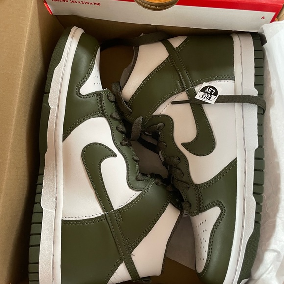 Nib 4.5Y/6W nike dunk olive green cargo white. Never worn - Picture 3 of 8